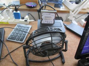 取り出したハードディスクからマイデータを抽出している写真