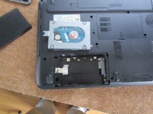 ハードディスクを本体から取り出した写真