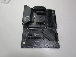 マザーボードを箱から取り出す