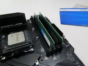 メモリーを取り付ける