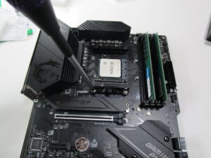 バザーボード純正クーラー取り付け台を取り外す