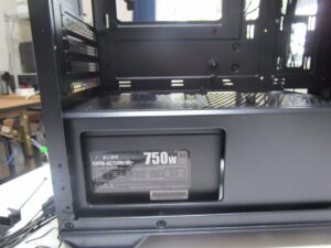 PCケースに電源BOXを取り付けた。