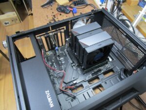 PCケースにマザーボードを取り付ける