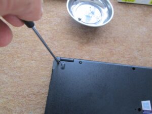 パソコン底面のネジを外す