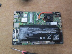 パソコンの底面のフタを外した状態