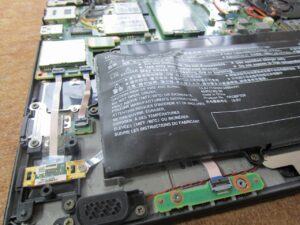 バッテリーが膨張している