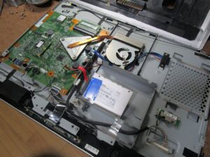 クローン済みのSSDを取り付ける