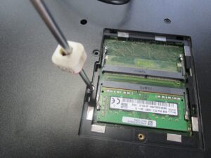 メモリカバー内にもネジがある