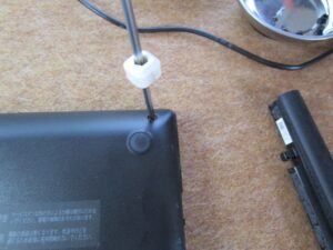 裏面全体にあるネジをすべて外している