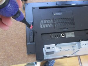 液晶本体裏面のカバーを外す。