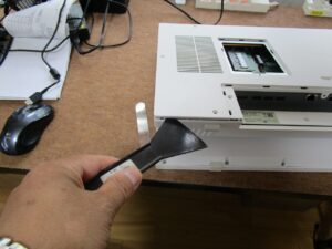 パソコン裏側のカバーを外している