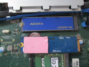 新しいSSDを本体の取りつける