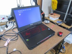 パソコンの裏から作業を始めます