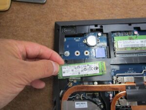 M2　SSDを取り外す