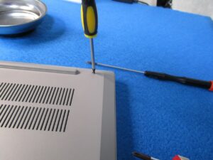 パソコンを裏返して　ネジを外していく