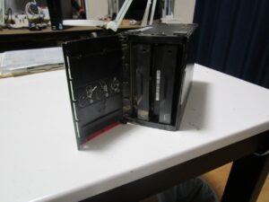 NASのフタ外し中身を取り出し途中