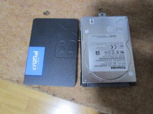 既存のハードディスクと新品のSSDの写真
