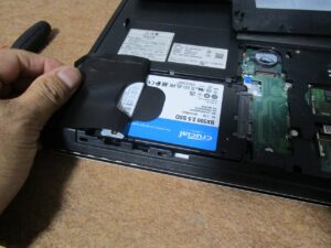 本体にクローン済みのSSDを取り付けた状態です。