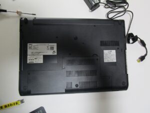 パソコンを裏側にします。