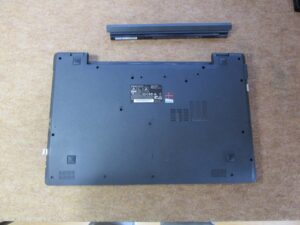 裏返してバッテリーを取り外します。