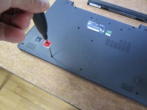 裏面から見えるネジをすべて外す