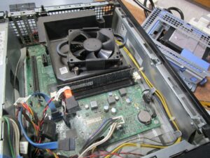 現状は、メモリー4GB1枚挿しのシングル構成になっています。