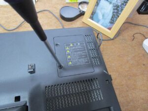 パソコン裏面側のネジを外している