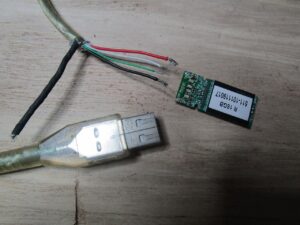 USBメモリ本体に切断したケーブルを取り付ける