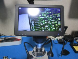 顕微鏡で拡大検査