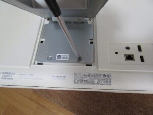 スタンドを固定しているネジを外す