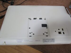 スタンドを外したら 隠しネジがある