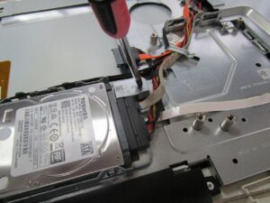 ハードディスクを固定しているネジを外す