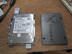 写真左は、既存のハードディスク 写真右は、新しいSSDになります。