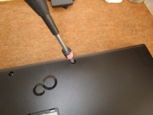 裏面全体のネジを外す
