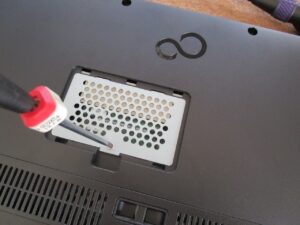 メモリーカバーを外している