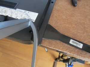 本体隙間にヘラを挿しこんでいる。