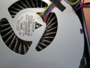 清掃前のホコリ　チリで詰まった冷却ファン　