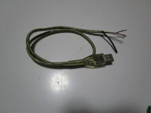 USBケーブルを切断する