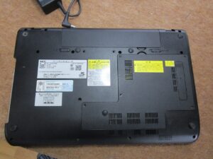 パソコンを裏側にした写真