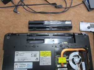 バッテリーを外す