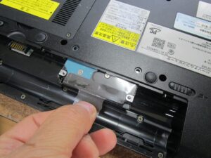 ハードディスクを引っ張りだしている。