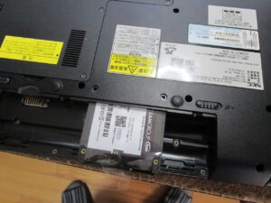 新SSDをパソコン本体の取りつけ