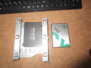 SSDをマウンター事取り外した状態と新品のSSDの写真