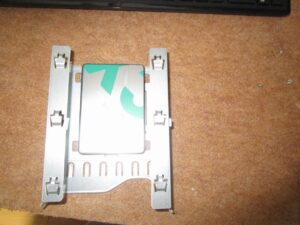新品のSSDをマウンターに取り付ける