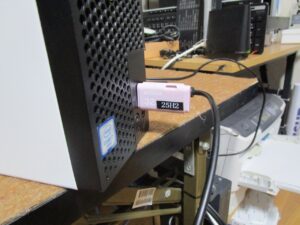 Windowsインストールメディアを挿した状態です。