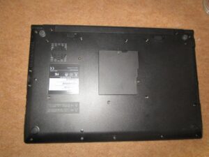 パソコンを裏側にした写真