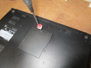 メモリーカバーのネジを外している