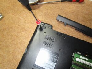 バッテリーを外して　裏面ネジを外している