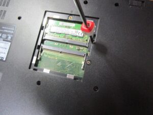 隠しネジを外す