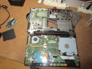 裏面カバーを外す